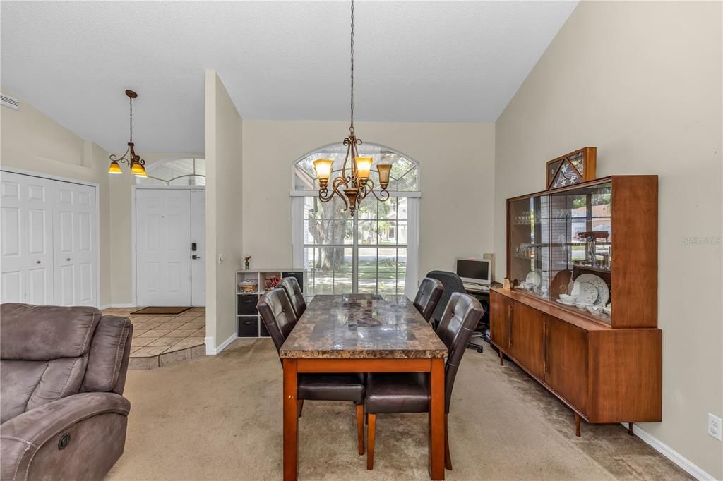 合同活跃: $440,000 (4 贝兹, 3 浴室, 2486 平方英尺)