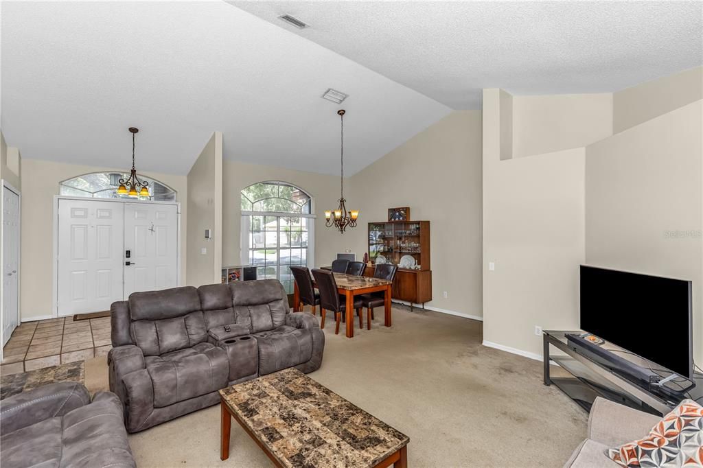 合同活跃: $440,000 (4 贝兹, 3 浴室, 2486 平方英尺)