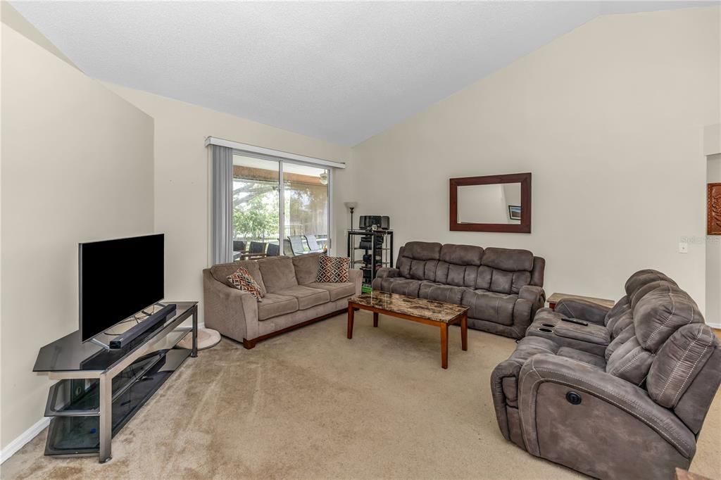 合同活跃: $440,000 (4 贝兹, 3 浴室, 2486 平方英尺)