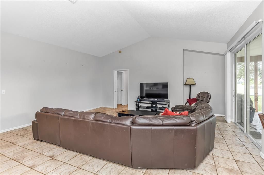 合同活跃: $440,000 (4 贝兹, 3 浴室, 2486 平方英尺)