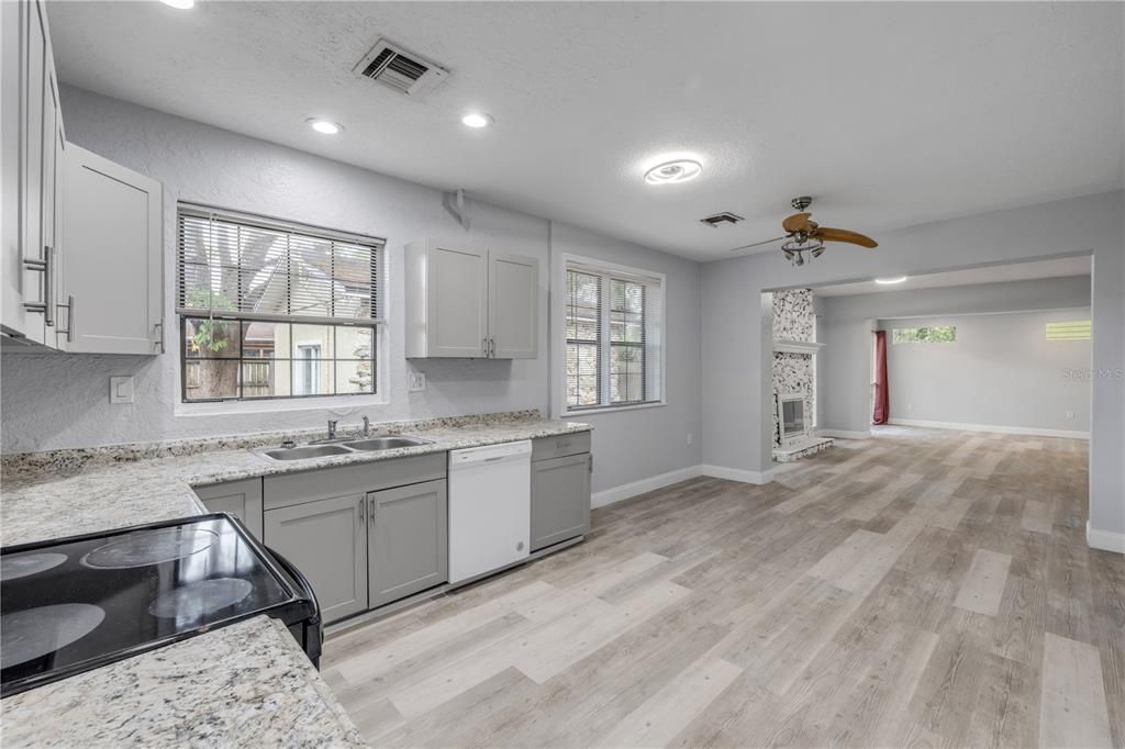 En Venta: $469,000 (5 camas, 3 baños, 2000 Pies cuadrados)