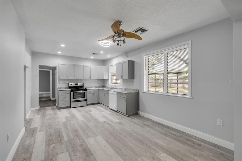 En Venta: $469,000 (5 camas, 3 baños, 2000 Pies cuadrados)