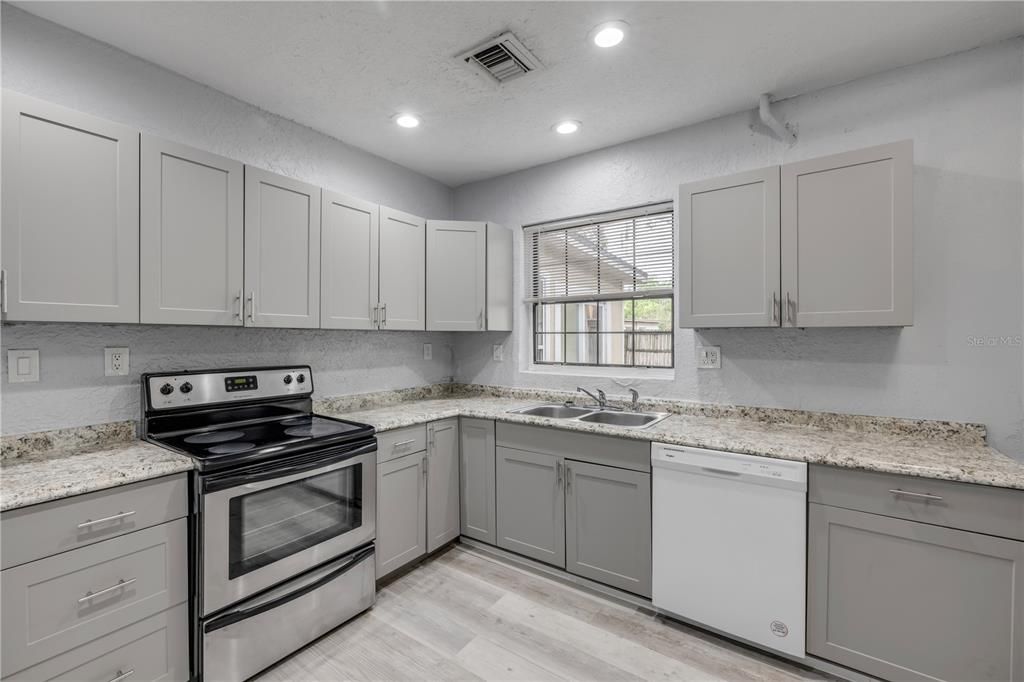 En Venta: $469,000 (5 camas, 3 baños, 2000 Pies cuadrados)