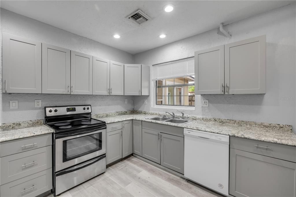 En Venta: $469,000 (5 camas, 3 baños, 2000 Pies cuadrados)