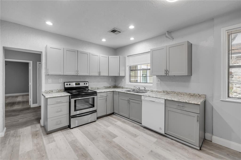 En Venta: $469,000 (5 camas, 3 baños, 2000 Pies cuadrados)