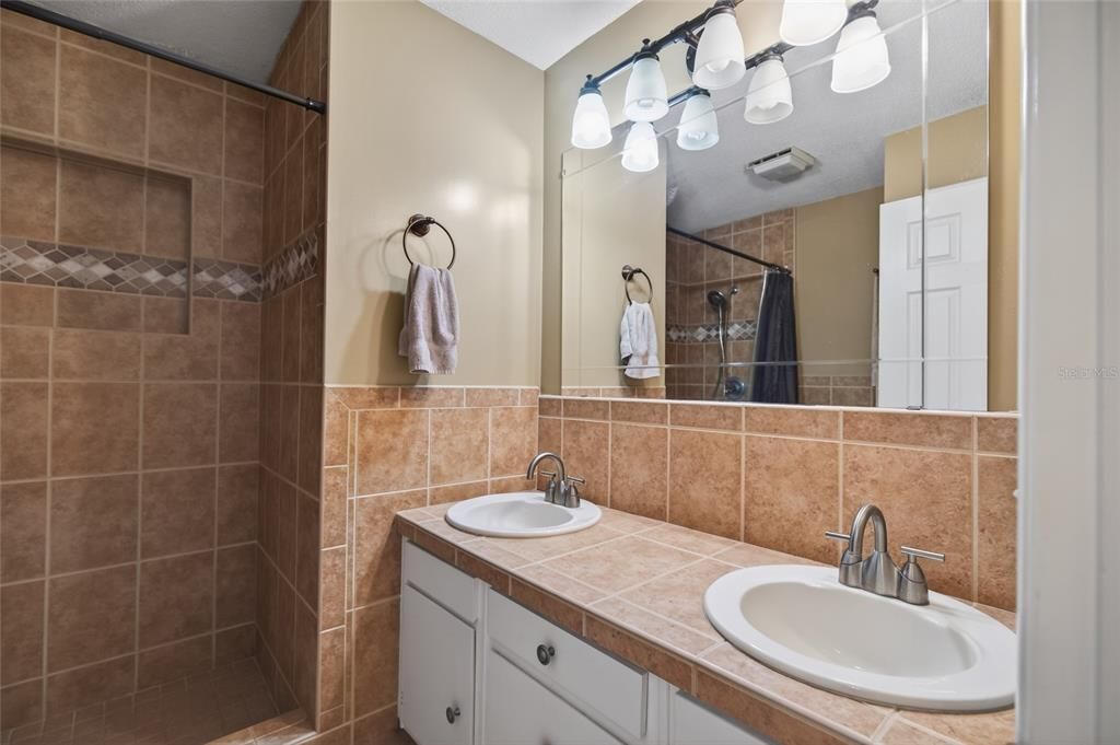 En Venta: $690,000 (4 camas, 3 baños, 2250 Pies cuadrados)