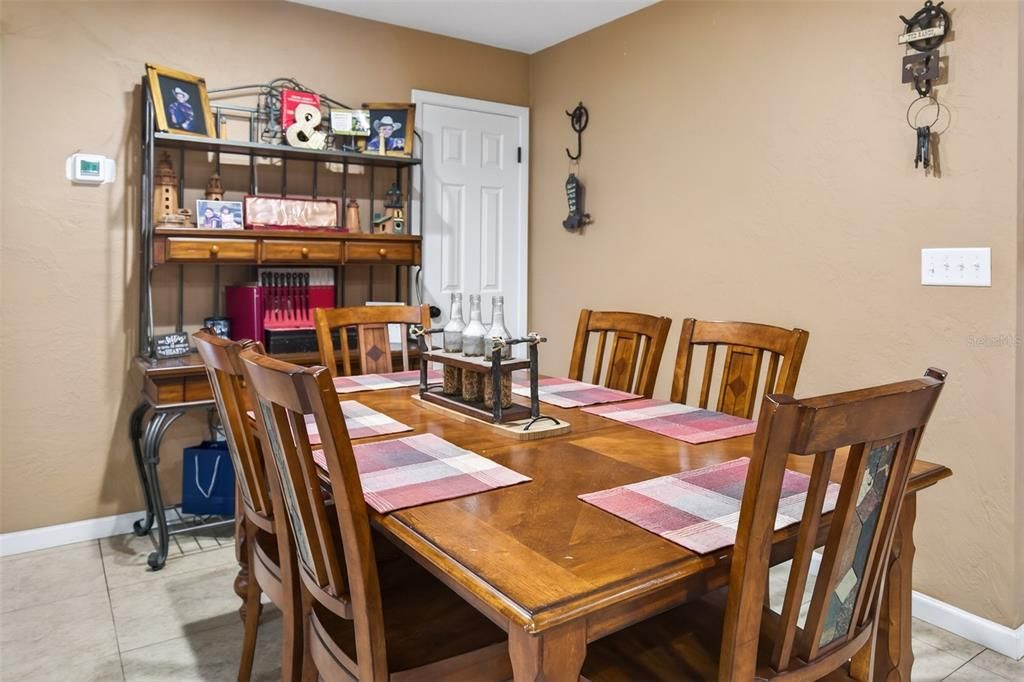 En Venta: $690,000 (4 camas, 3 baños, 2250 Pies cuadrados)