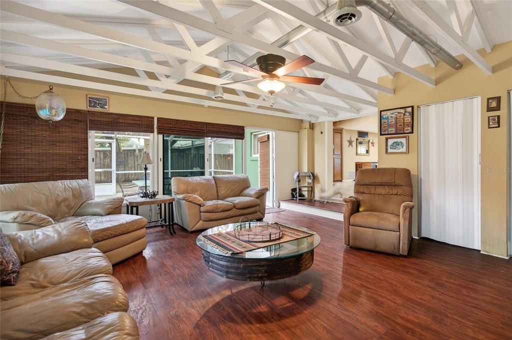 En Venta: $690,000 (4 camas, 3 baños, 2250 Pies cuadrados)