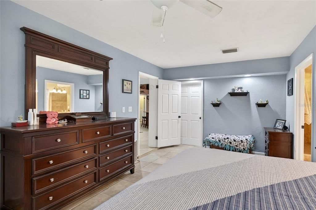 En Venta: $690,000 (4 camas, 3 baños, 2250 Pies cuadrados)