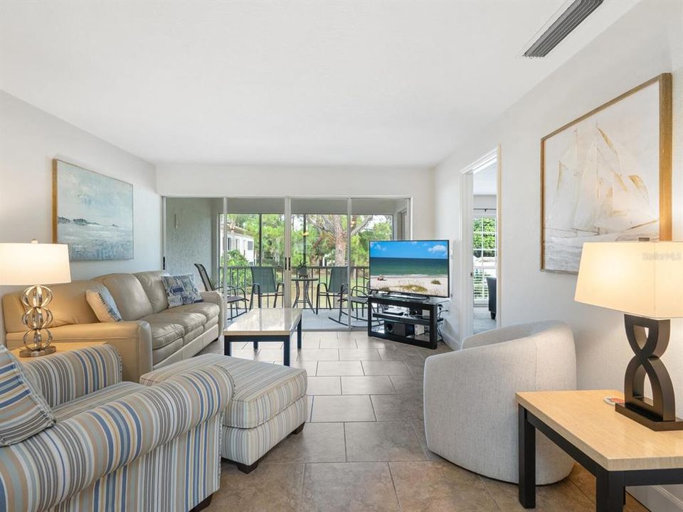 For Sale: $250,000 (2 beds, 2 baths, 1127 Square Feet)