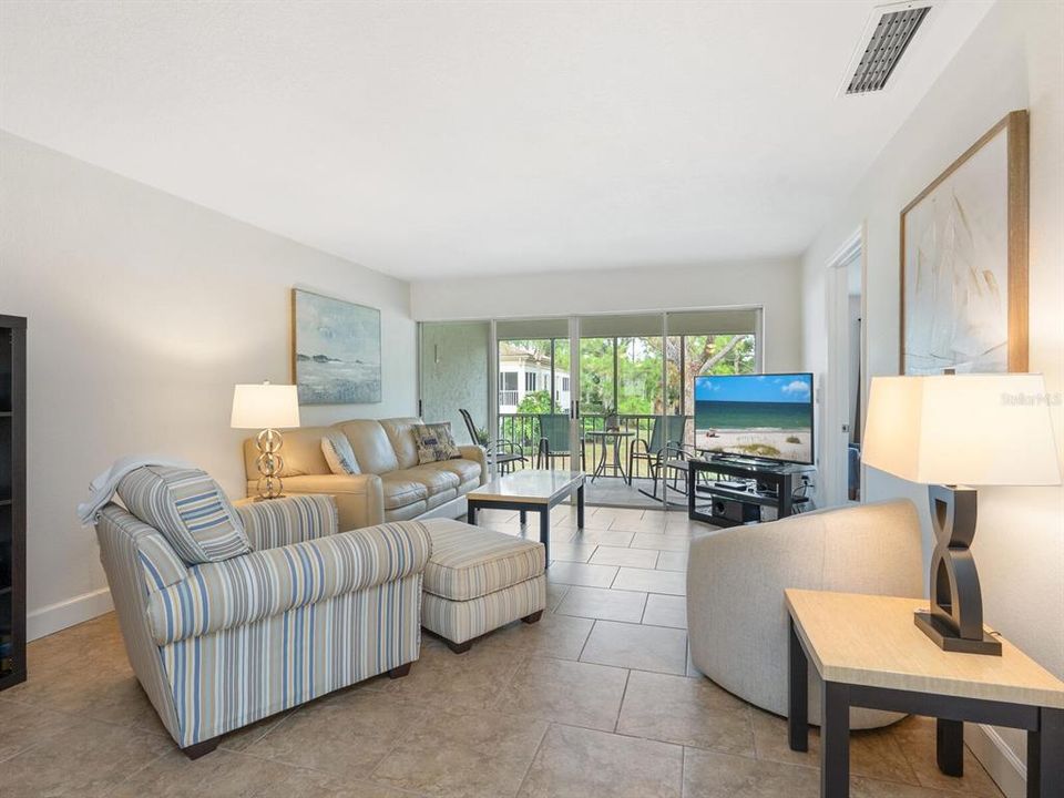 For Sale: $250,000 (2 beds, 2 baths, 1127 Square Feet)