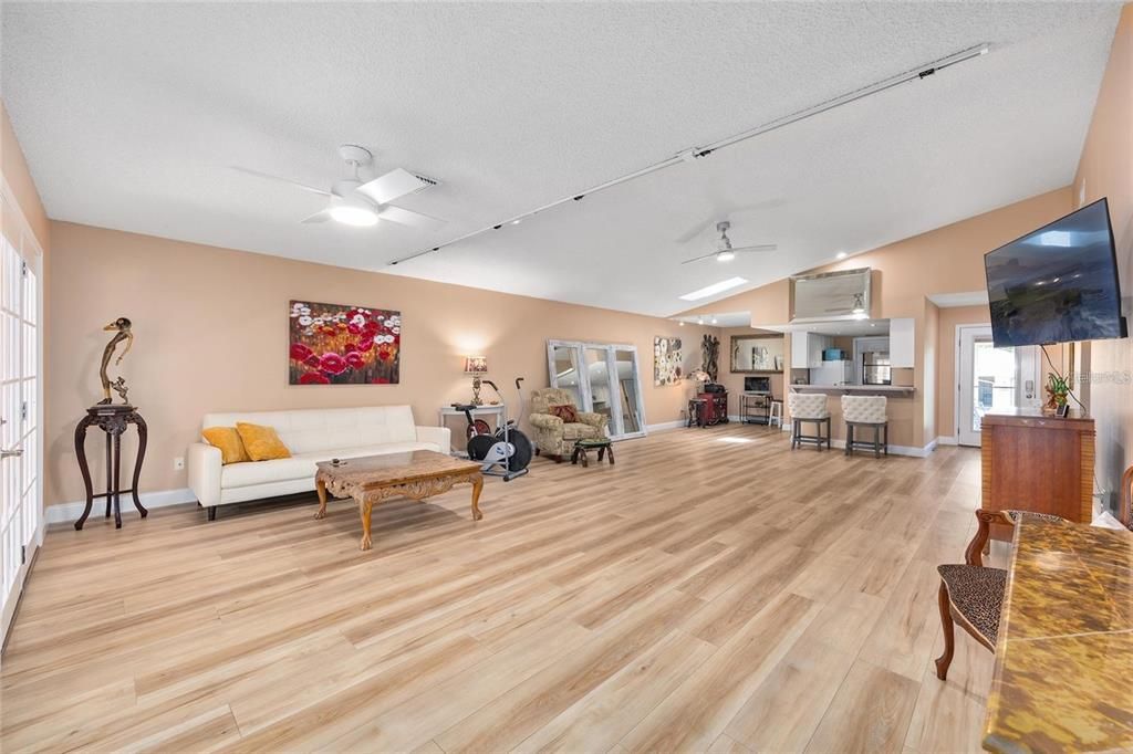 На продажу: $209,900 (2 спален, 2 ванн, 1419 Квадратных фут)