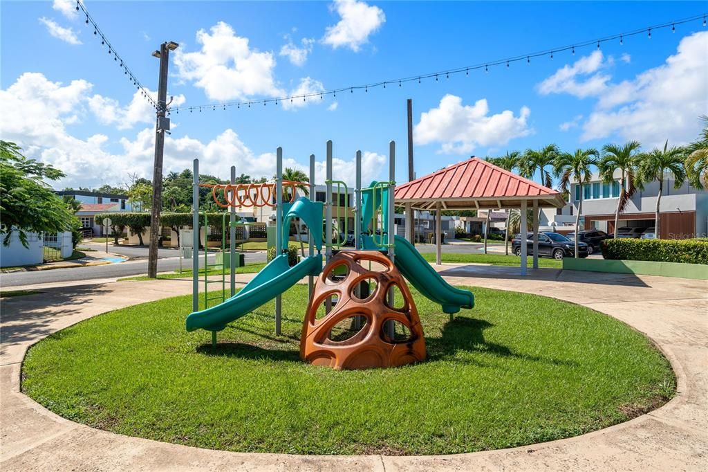 На продажу: $498,000 (4 спален, 2 ванн, 2231 Квадратных фут)