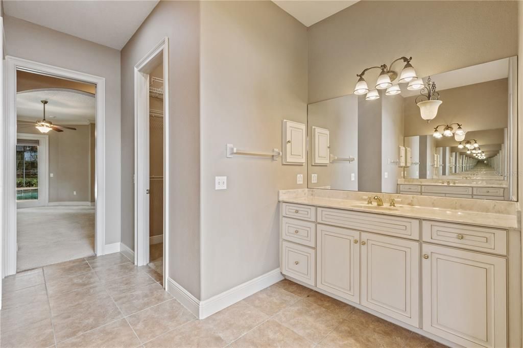 出租: $4,300 (5 贝兹, 4 浴室, 3627 平方英尺)