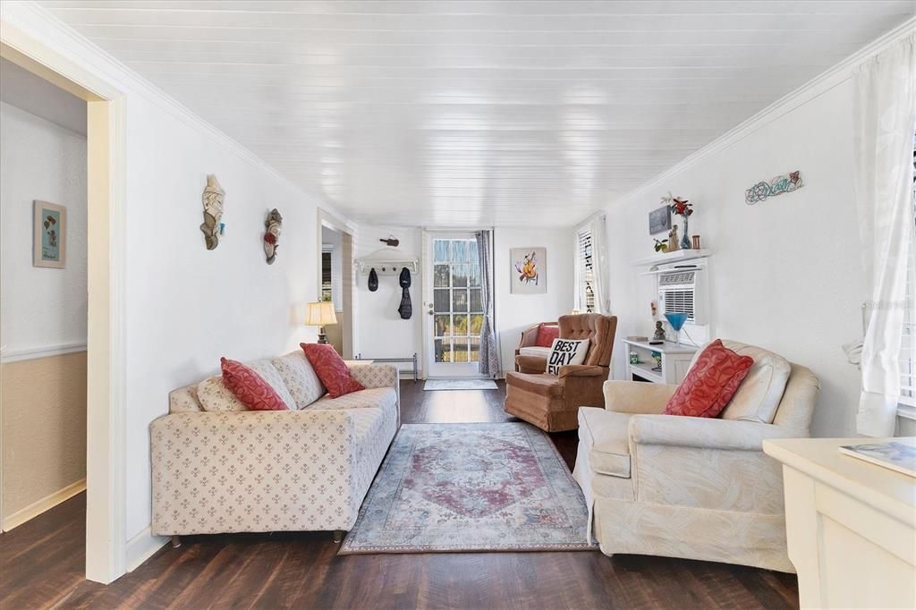 На продажу: $84,900 (2 спален, 1 ванн, 630 Квадратных фут)