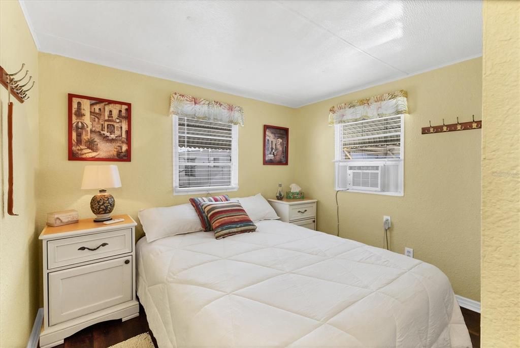 На продажу: $84,900 (2 спален, 1 ванн, 630 Квадратных фут)