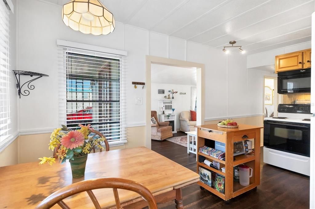 На продажу: $84,900 (2 спален, 1 ванн, 630 Квадратных фут)