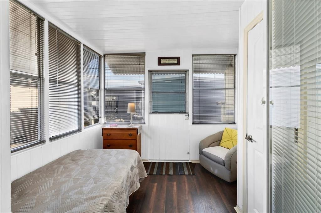 На продажу: $84,900 (2 спален, 1 ванн, 630 Квадратных фут)