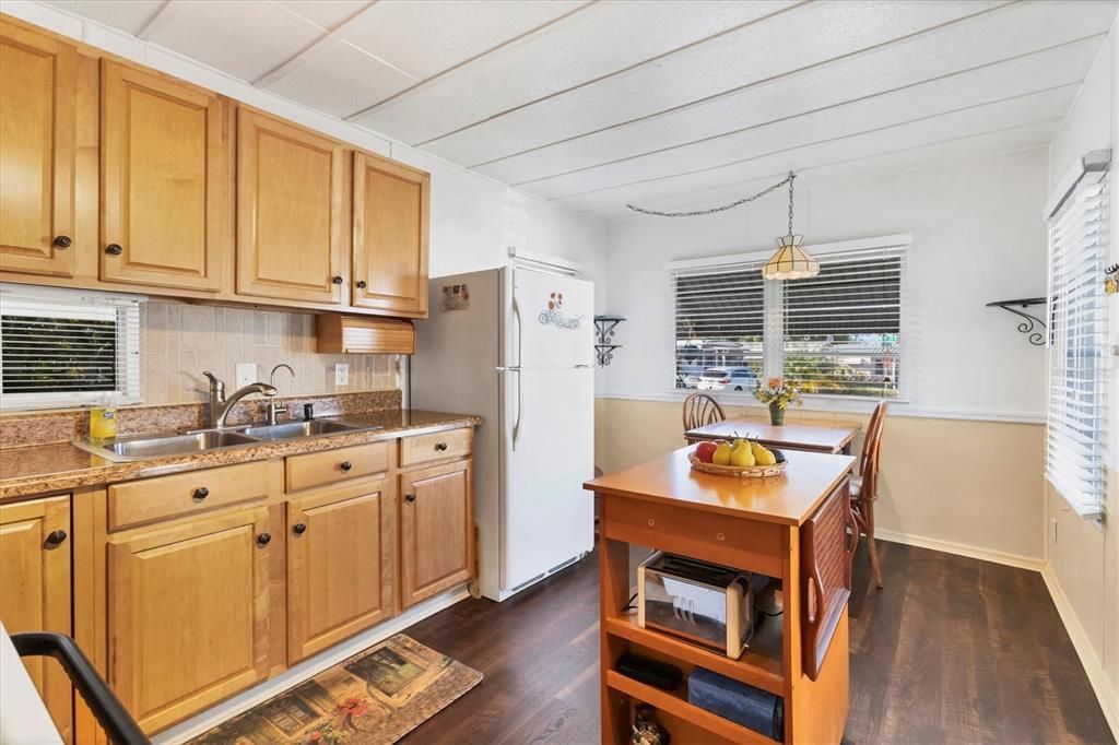 На продажу: $84,900 (2 спален, 1 ванн, 630 Квадратных фут)