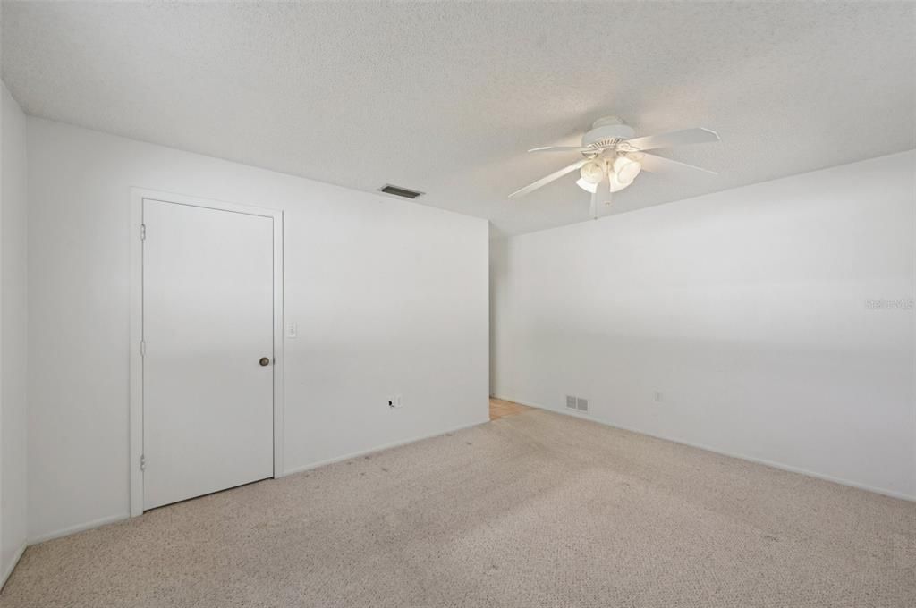 待售: $325,000 (2 贝兹, 2 浴室, 1275 平方英尺)