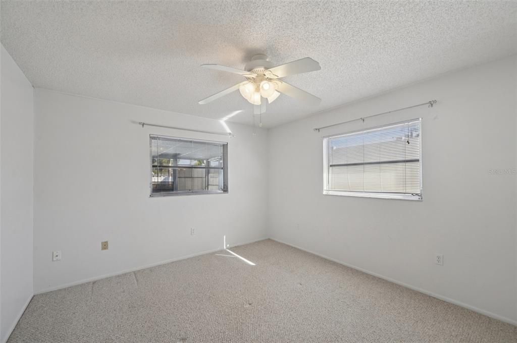 待售: $325,000 (2 贝兹, 2 浴室, 1275 平方英尺)