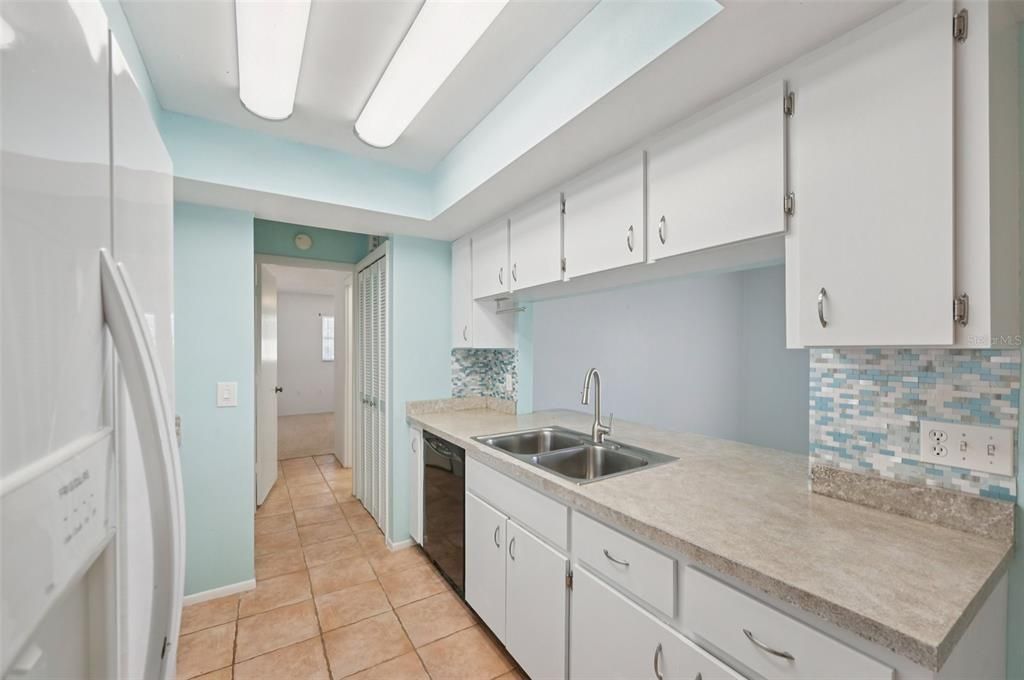 待售: $325,000 (2 贝兹, 2 浴室, 1275 平方英尺)