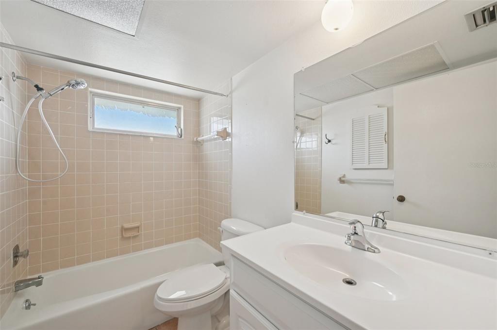 待售: $325,000 (2 贝兹, 2 浴室, 1275 平方英尺)