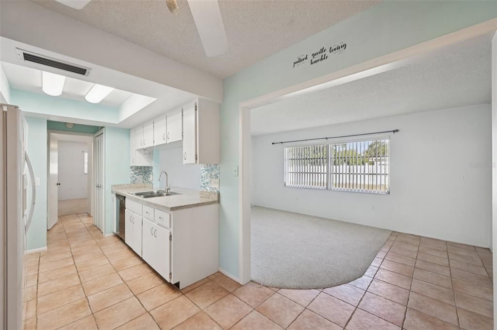 待售: $325,000 (2 贝兹, 2 浴室, 1275 平方英尺)