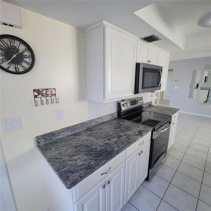 For Sale: $309,500 (2 beds, 1 baths, 1130 Square Feet)