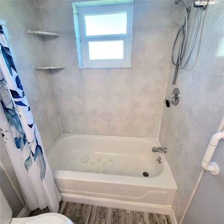 For Sale: $309,500 (2 beds, 1 baths, 1130 Square Feet)