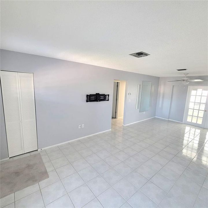 For Sale: $309,500 (2 beds, 1 baths, 1130 Square Feet)