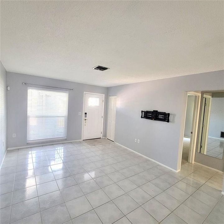 For Sale: $309,500 (2 beds, 1 baths, 1130 Square Feet)