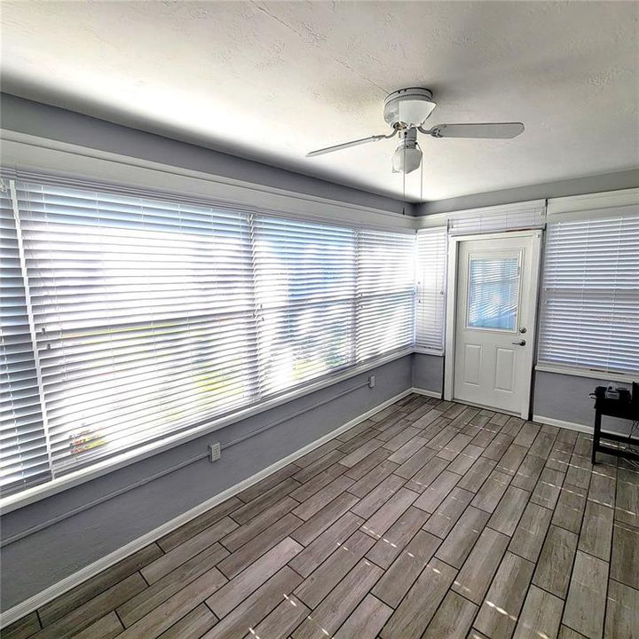 For Sale: $309,500 (2 beds, 1 baths, 1130 Square Feet)