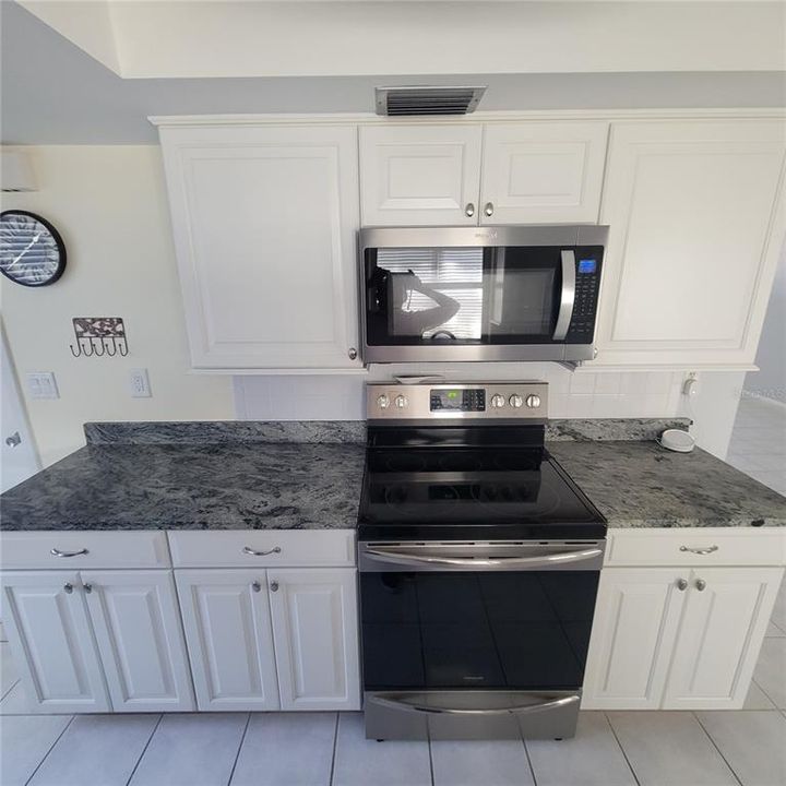 For Sale: $309,500 (2 beds, 1 baths, 1130 Square Feet)