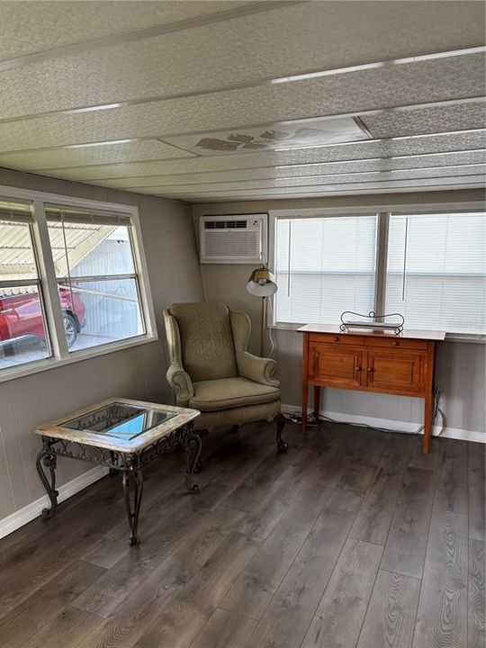 В аренду: $1,300 (2 спален, 1 ванн, 832 Квадратных фут)