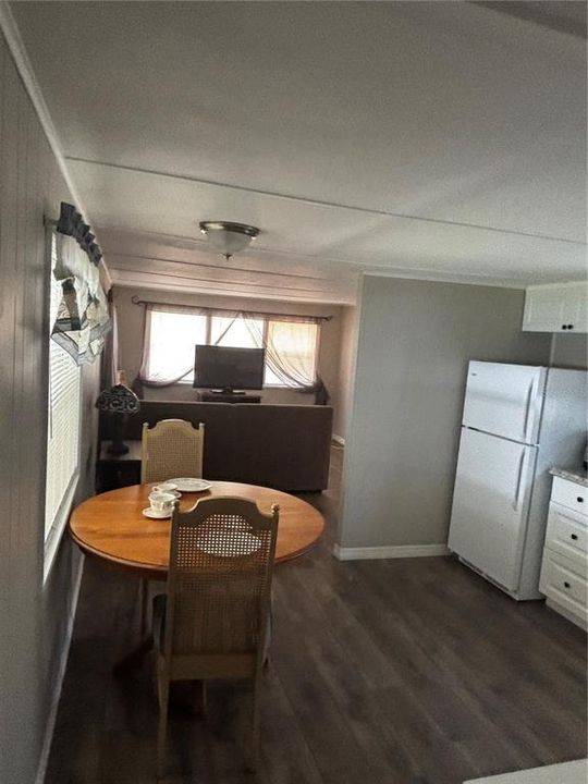 В аренду: $1,300 (2 спален, 1 ванн, 832 Квадратных фут)