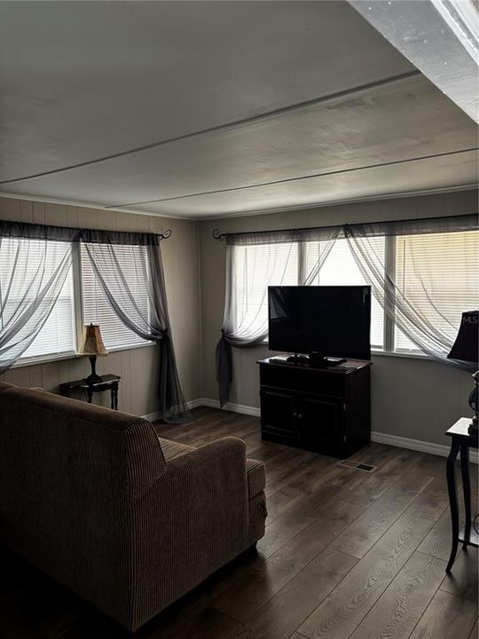 В аренду: $1,300 (2 спален, 1 ванн, 832 Квадратных фут)