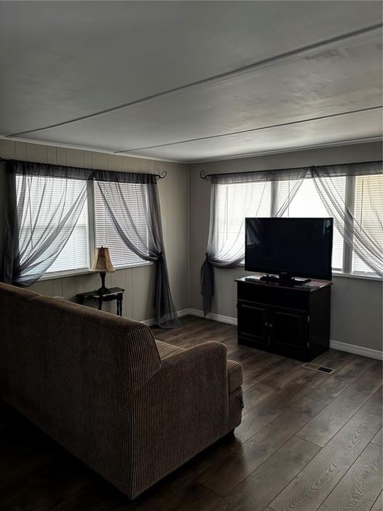 В аренду: $1,300 (2 спален, 1 ванн, 832 Квадратных фут)