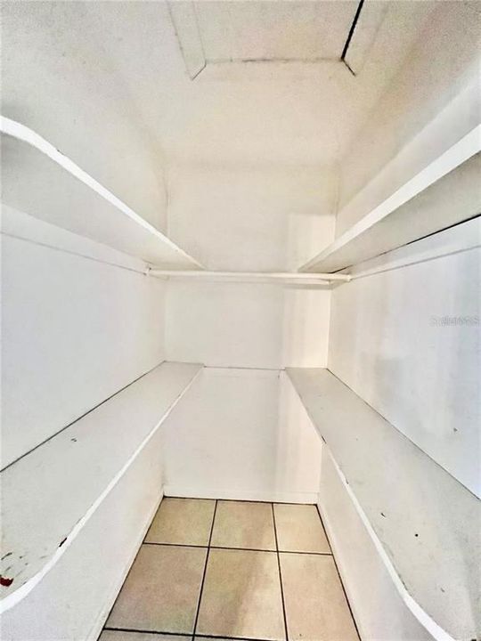 For Rent: $1,200 (1 beds, 1 baths, 700 Square Feet)