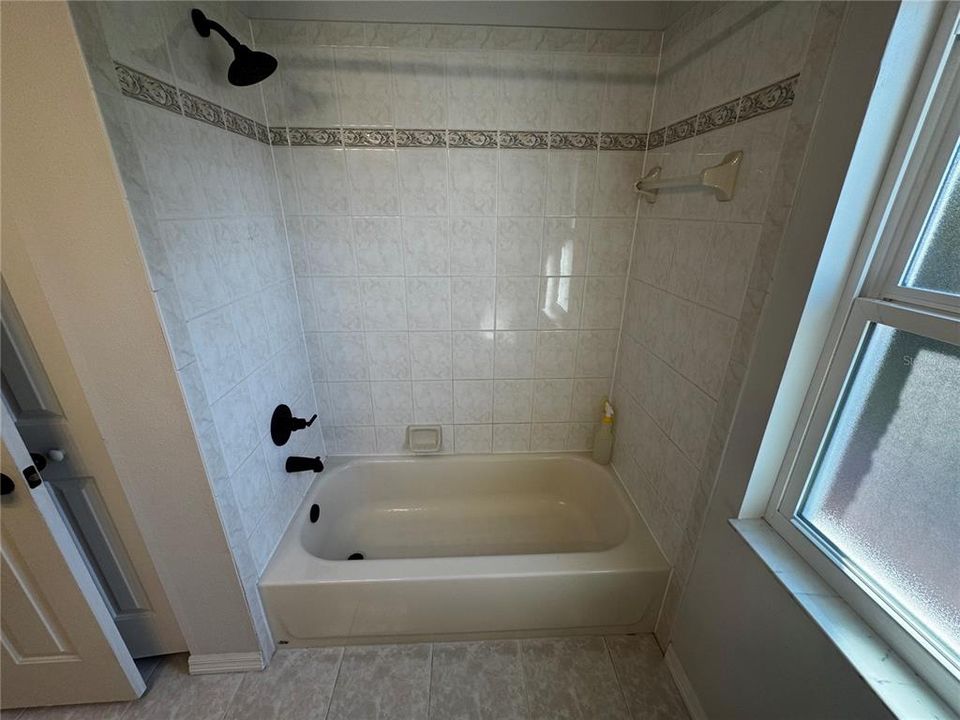 For Rent: $2,000 (3 beds, 2 baths, 1982 Square Feet)