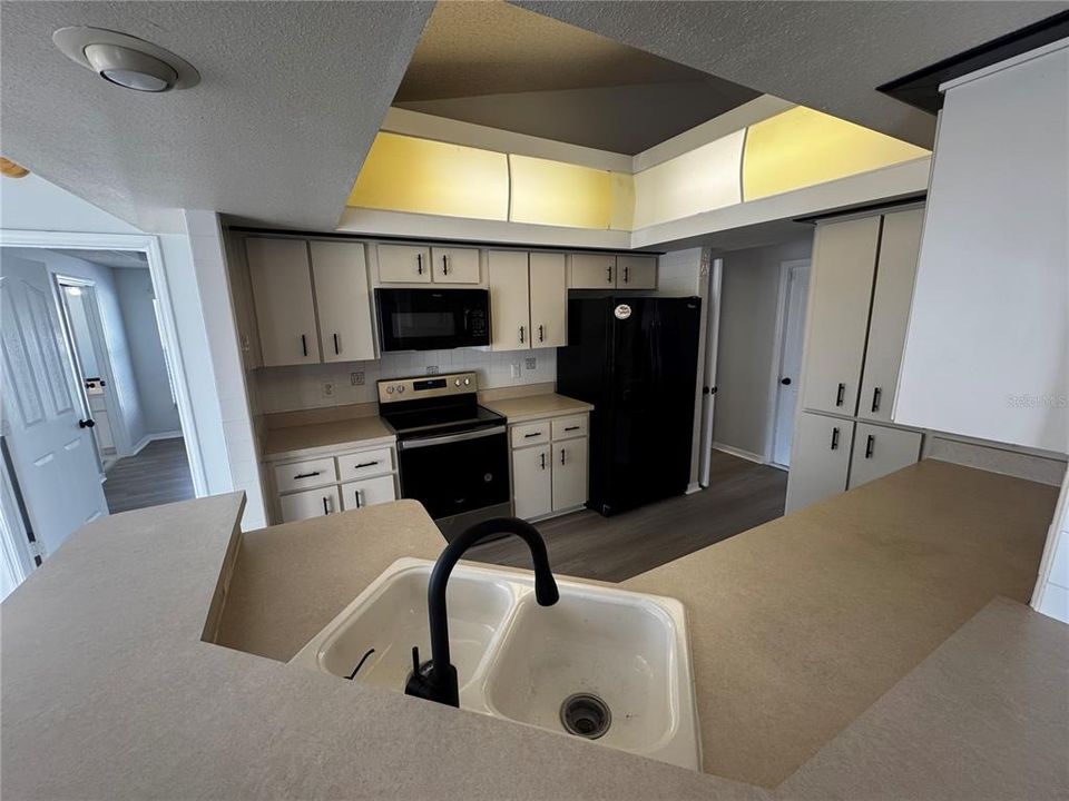 For Rent: $2,000 (3 beds, 2 baths, 1982 Square Feet)