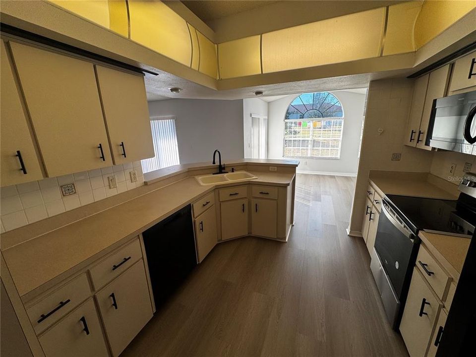 For Rent: $2,000 (3 beds, 2 baths, 1982 Square Feet)