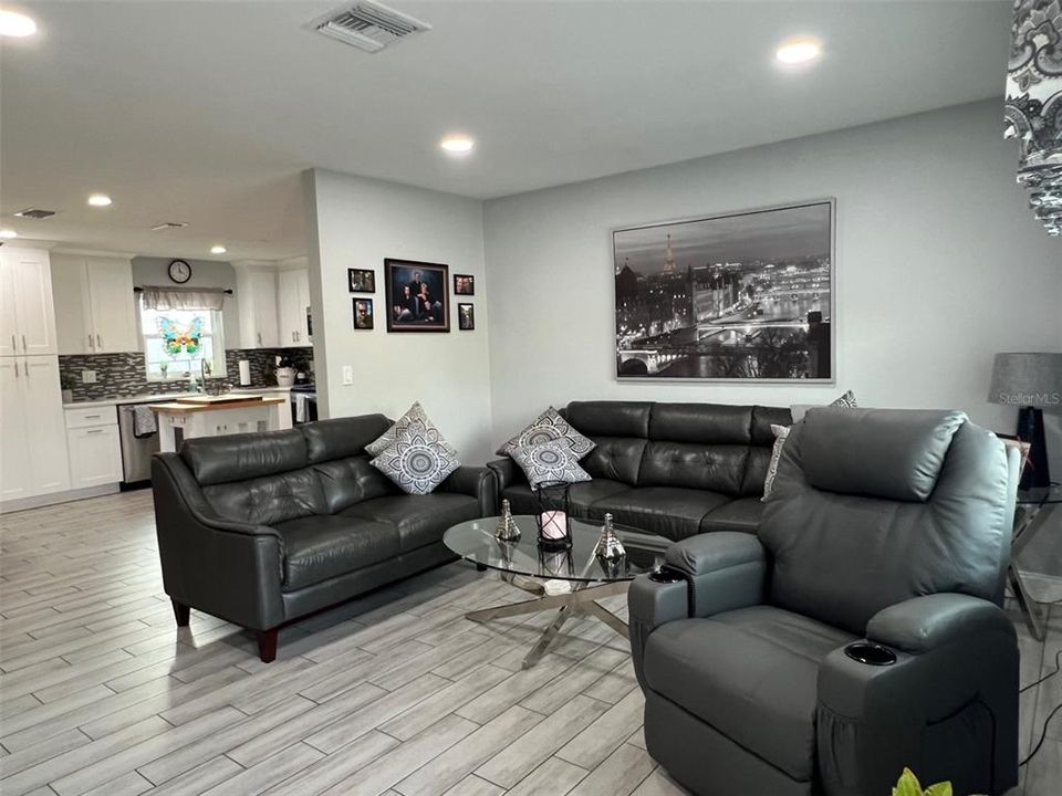 待售: $384,900 (3 贝兹, 2 浴室, 1120 平方英尺)