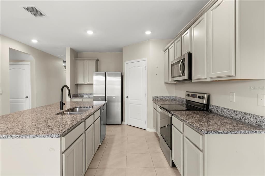 В аренду: $2,899 (5 спален, 3 ванн, 2910 Квадратных фут)