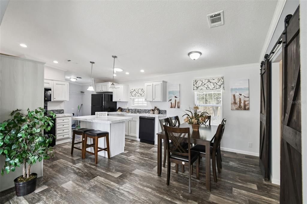 На продажу: $295,000 (4 спален, 2 ванн, 1590 Квадратных фут)