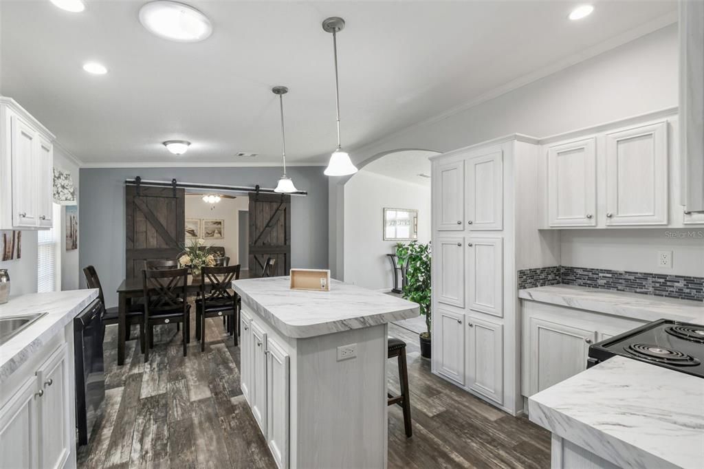 На продажу: $295,000 (4 спален, 2 ванн, 1590 Квадратных фут)