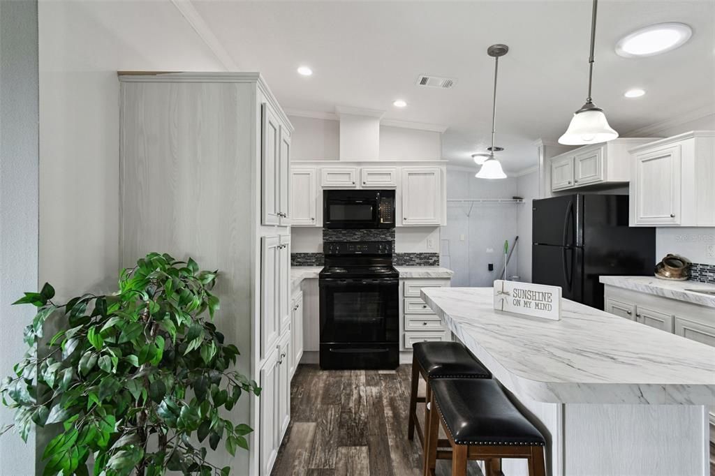 На продажу: $295,000 (4 спален, 2 ванн, 1590 Квадратных фут)