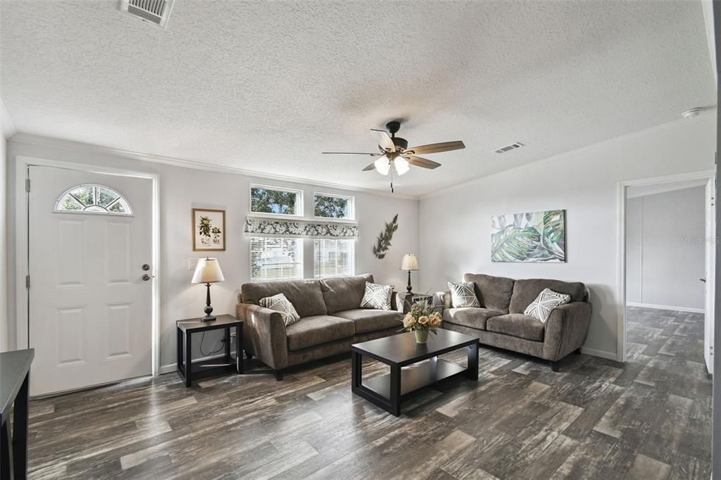 На продажу: $295,000 (4 спален, 2 ванн, 1590 Квадратных фут)