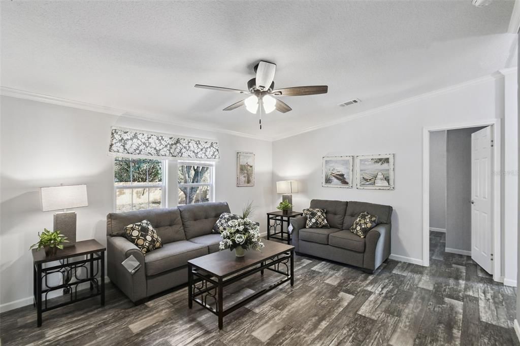 На продажу: $295,000 (4 спален, 2 ванн, 1590 Квадратных фут)