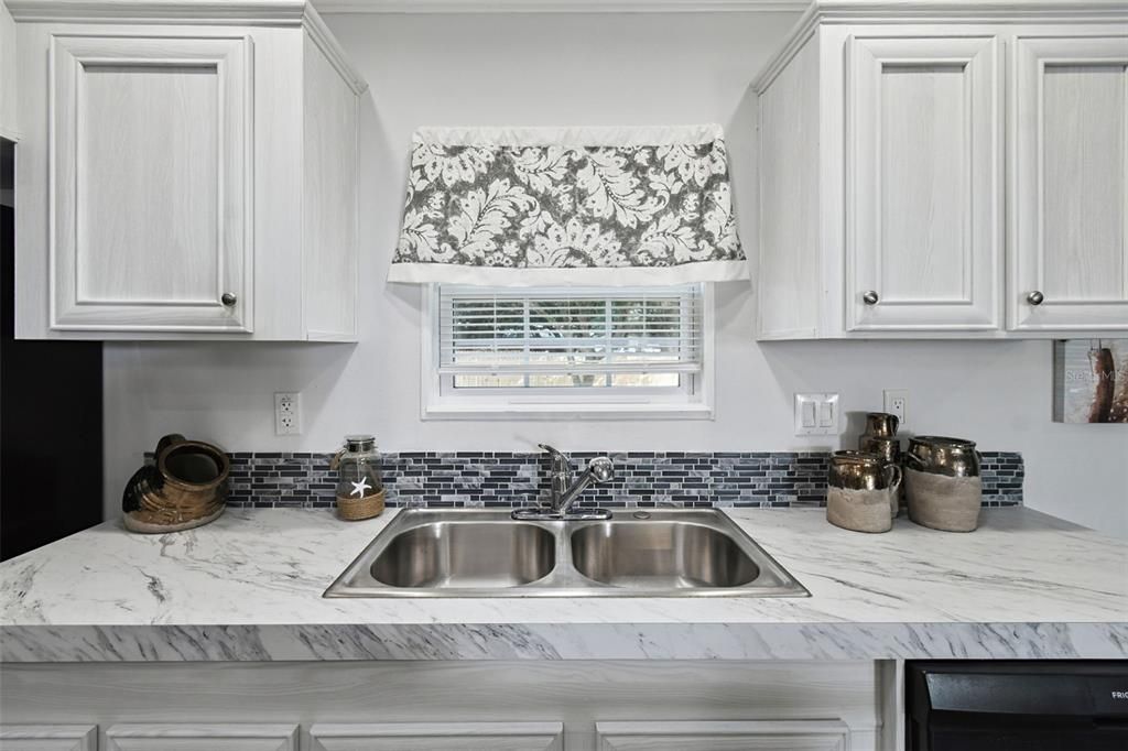 На продажу: $295,000 (4 спален, 2 ванн, 1590 Квадратных фут)